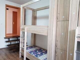 Хостелы Hostel Nomad 4x4 Нур-Султан Спальное место на двухъярусной кровати в общем номере для мужчин и женщин-4