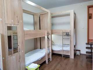 Хостелы Hostel Nomad 4x4 Нур-Султан Спальное место на двухъярусной кровати в общем номере для мужчин и женщин-5