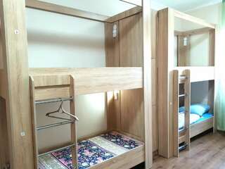 Хостелы Hostel Nomad 4x4 Нур-Султан Спальное место на двухъярусной кровати в общем номере для мужчин и женщин-6